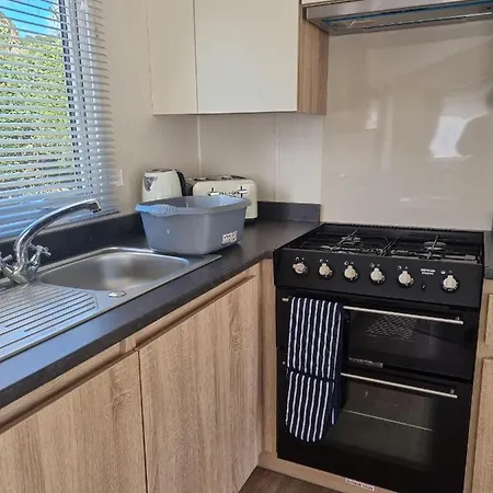 New 3 Bedroom Caravan, Sleeps 8, At Parkdean Newquay Vakantiehuis New Quay